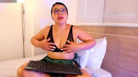 IG Yojanagomez  online show from April 9, 3:07 pm