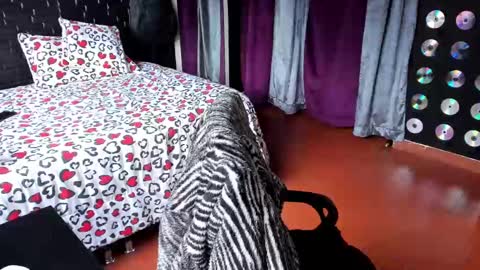 Mia online show from October 6, 8:15 pm