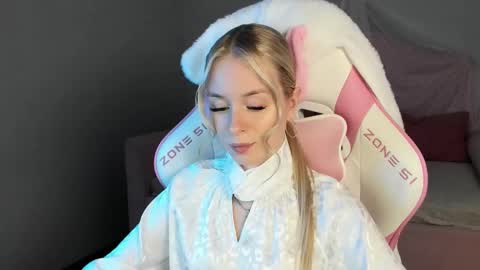 Mia online show from October 14, 6:22 pm