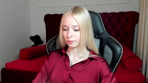 Mia online show from October 20, 7:19 pm