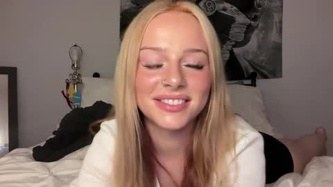 Snapshot of miaharperxox chatting on February 27, 12:57 am Mia Harper online show from February 27, 12:57 am