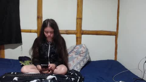 Snapshot of miahells chatting on February 15, 2:04 am Mia Sam online show from February 15, 2:04 am