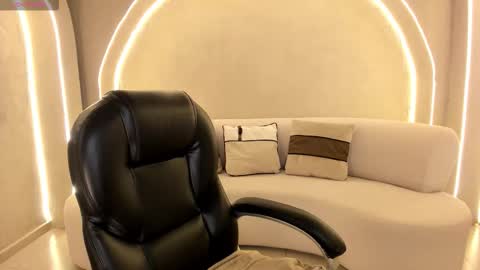 Call me Mia  online show from February 2, 7:21 pm