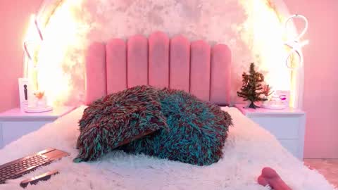 Mia online show from December 14, 4:08 am