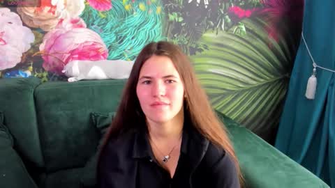 Mia online show from September 18, 2:10 pm