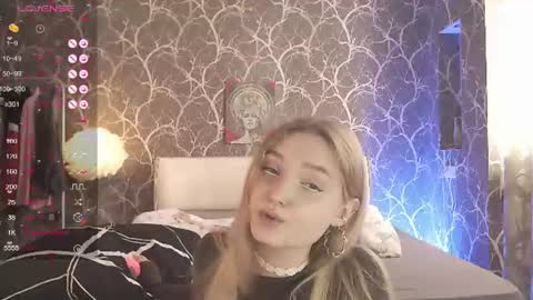 Mia online show from July 1, 3:31 pm