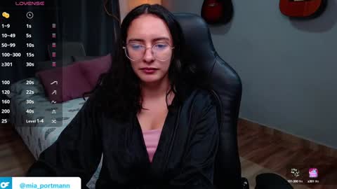 Snapshot of miaportman chatting on December 5, 11:56 pm MIAPORTMANN online show from December 5, 11:56 pm