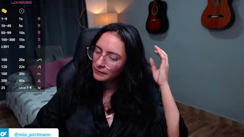 Snapshot of miaportman chatting on December 2, 12:57 pm MIAPORTMANN online show from December 2, 12:57 pm
