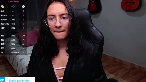 Snapshot of miaportman chatting on December 1, 9:39 pm MIAPORTMANN online show from December 1, 9:39 pm