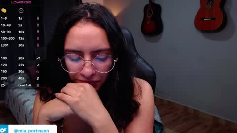 Snapshot of miaportman chatting on December 4, 12:08 pm MIAPORTMANN online show from December 4, 12:08 pm