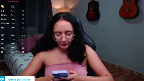 Snapshot of miaportman chatting on December 5, 8:49 pm MIAPORTMANN online show from December 5, 8:49 pm
