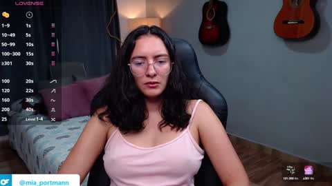 Snapshot of miaportman chatting on December 3, 3:06 pm MIAPORTMANN online show from December 3, 3:06 pm