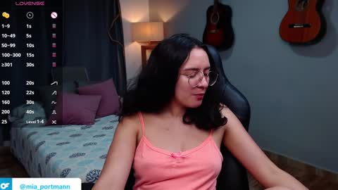 Snapshot of miaportman chatting on December 7, 3:47 pm MIAPORTMANN online show from December 7, 3:47 pm
