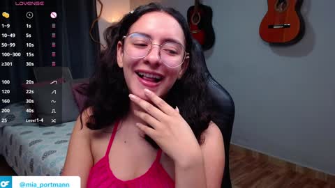 Snapshot of miaportman chatting on January 9, 9:16 am MIAPORTMANN online show from January 9, 9:16 am