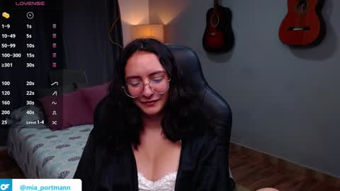 Snapshot of miaportman chatting on December 4, 3:15 pm MIAPORTMANN online show from December 4, 3:15 pm