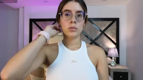 Mia online show from April 2, 9:00 pm