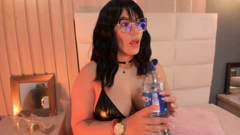 Mia online show from February 7, 5:51 pm