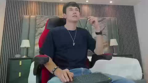 Snapshot of michaeel_blue chatting on September 19, 8:45 pm Michael online show from September 19, 8:45 pm