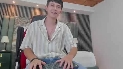 Snapshot of michaeel_blue chatting on September 16, 6:44 pm Michael online show from September 16, 6:44 pm