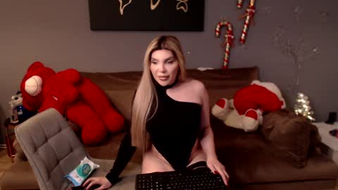 Snapshot of michelleishere chatting on December 1, 8:55 pm Michelle online show from December 1, 8:55 pm