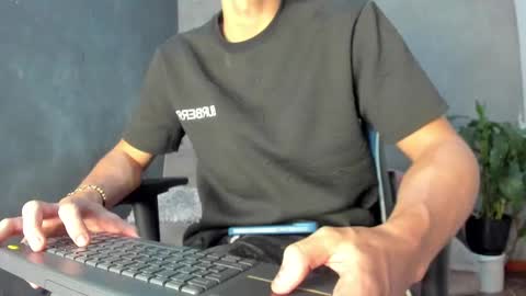 Snapshot of miguel_hz chatting on March 1, 9:37 pm Miguel Hernandez online show from March 1, 9:37 pm