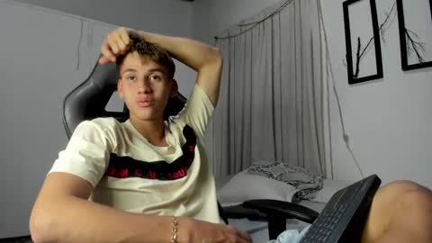 Snapshot of miguel_hz chatting on March 8, 10:24 pm Miguel Hernandez online show from March 8, 10:24 pm
