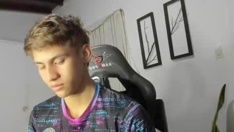 Snapshot of miguel_hz chatting on February 25, 12:14 am Miguel Hernandez online show from February 25, 12:14 am