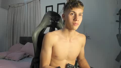 Snapshot of miguel_hz chatting on January 23, 12:14 am Miguel Hernandez online show from January 23, 12:14 am