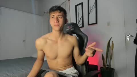 Snapshot of miguel_hz chatting on February 7, 12:42 am Miguel Hernandez online show from February 7, 12:42 am