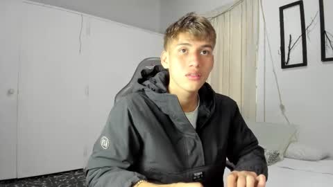 Snapshot of miguel_hz chatting on March 7, 8:55 pm Miguel Hernandez online show from March 7, 8:55 pm