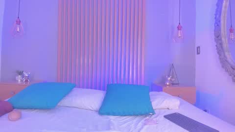 Mia online show from March 16, 1:04 pm