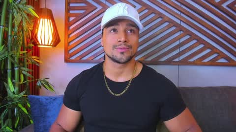 Snapshot of mike_estevess chatting on January 24, 3:32 am online show from January 24, 3:32 am