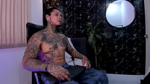 Snapshot of mike_jonness chatting on October 28, 8:32 pm M I K E online show from October 28, 8:32 pm