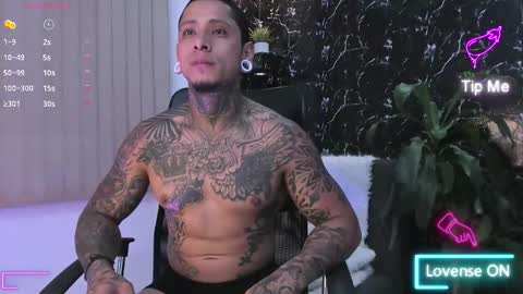 Snapshot of mike_jonness chatting on October 29, 11:27 pm M I K E online show from October 29, 11:27 pm