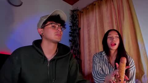 Snapshot of mikeyvioleta chatting on December 9, 8:23 pm VIOLETAMIKE online show from December 9, 8:23 pm