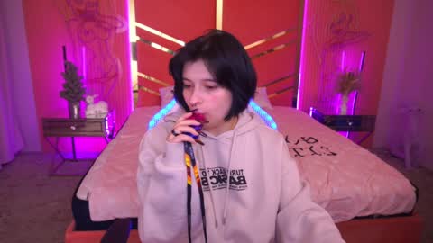 Snapshot of mikiikiwi chatting on January 19, 9:55 pm Miki online show from January 19, 9:55 pm