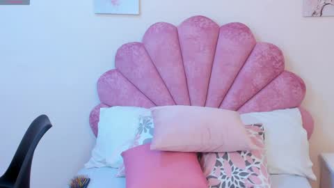 mila online show from May 4, 11:39 am