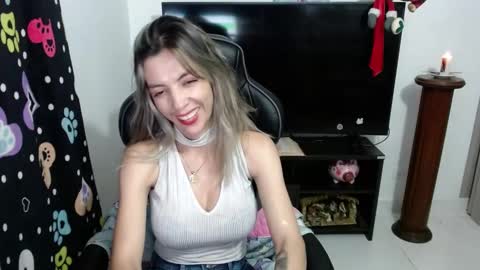 milacoxx8819 online show from January 22, 11:43 pm