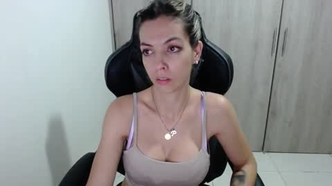 milacoxx8819 online show from February 16, 3:04 am
