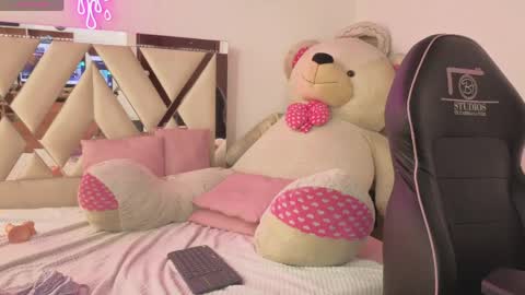 milah_tay online show from May 12, 4:05 pm