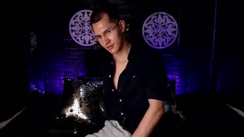 milandavid1 online show from March 25, 6:58 pm