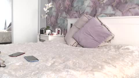 Snapshot of milarunis chatting on February 12, 7:44 am Delicious Pussy online show from February 12, 7:44 am