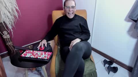 Snapshot of milf_brend chatting on February 6, 8:23 pm Milf Brend online show from February 6, 8:23 pm