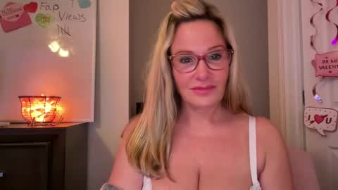 Snapshot of milf_goddess chatting on February 9, 9:05 am MIlf Goddess online show from February 9, 9:05 am