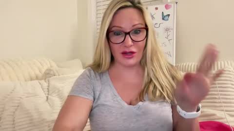 Snapshot of milf_goddess chatting on September 15, 2:24 am MIlf Goddess online show from September 15, 2:24 am