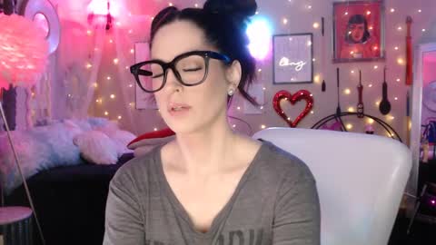 Milf Lacey online show from March 2, 3:05 pm