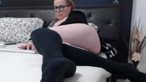 Snapshot of milfbiglips38 chatting on February 16, 11:38 am milfa online show from February 16, 11:38 am