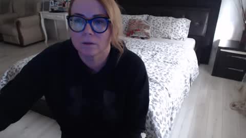 Snapshot of milfbiglips38 chatting on February 15, 7:38 am milfa online show from February 15, 7:38 am