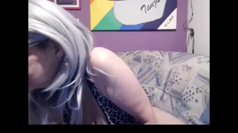 Snapshot of milfchantal chatting on February 25, 7:52 am Milfchantal online show from February 25, 7:52 am