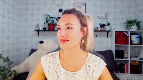 MillaXQueen online show from October 15, 3:57 pm